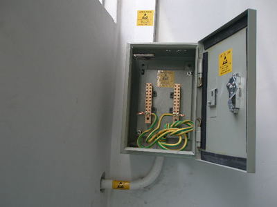 热烈庆祝工程部胜利完成了人体及设备静电接地工程